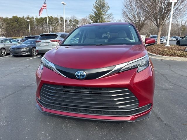 2024 Toyota Sienna LE