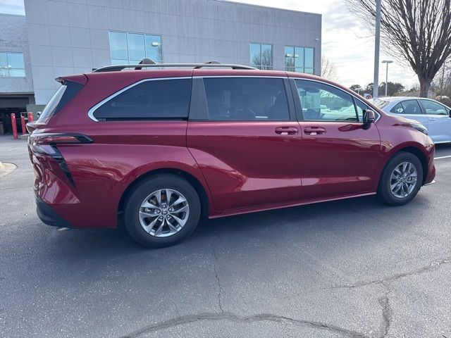 2024 Toyota Sienna LE