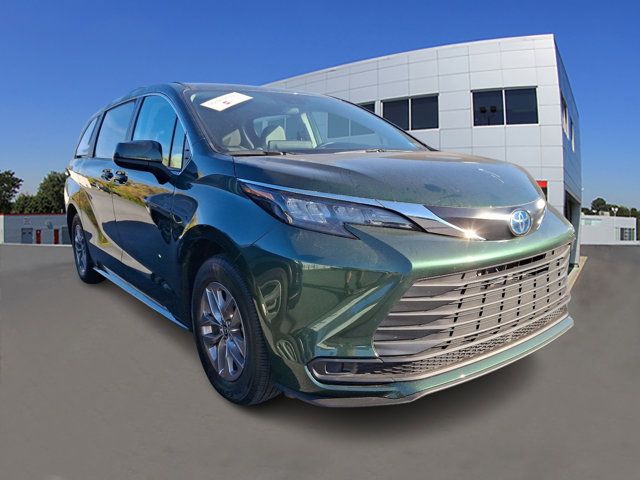 2024 Toyota Sienna LE