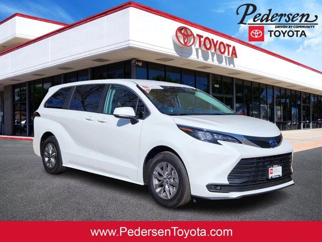 2024 Toyota Sienna LE