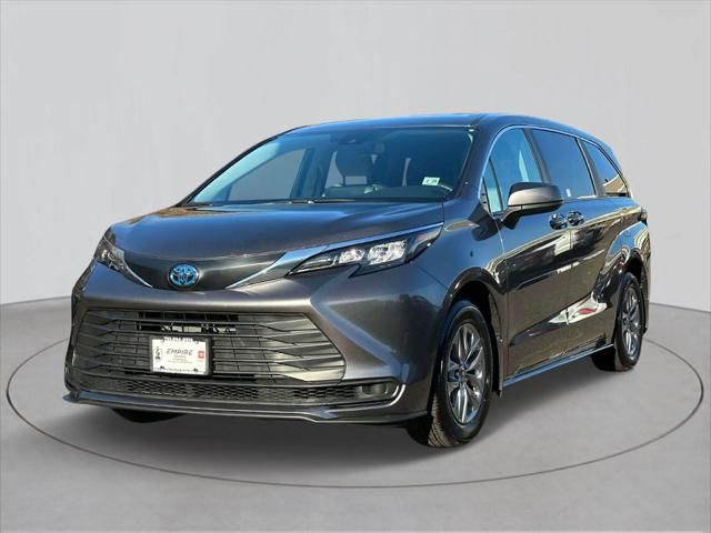 2024 Toyota Sienna LE