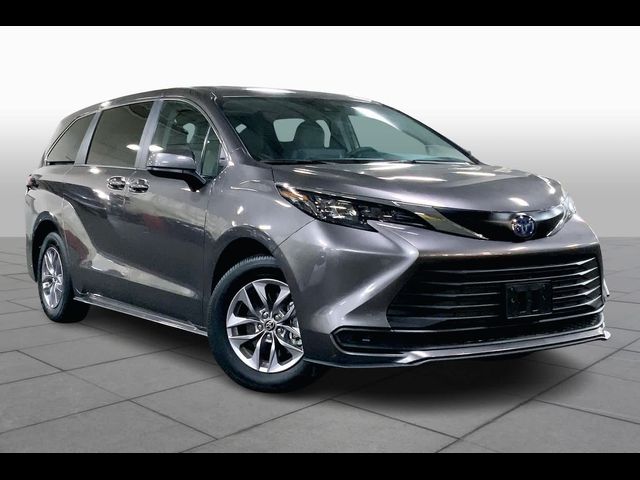 2024 Toyota Sienna LE