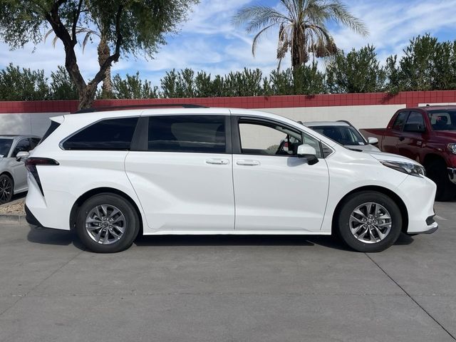 2024 Toyota Sienna LE