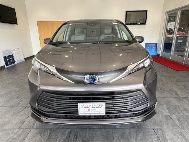 2024 Toyota Sienna LE