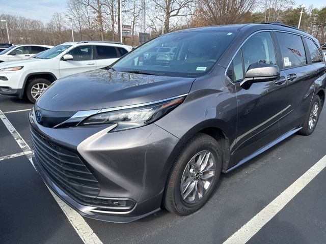 2024 Toyota Sienna LE