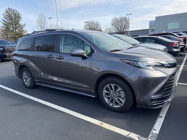 2024 Toyota Sienna LE