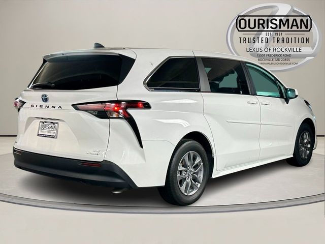 2024 Toyota Sienna LE