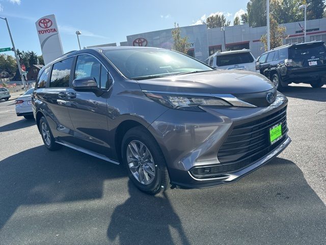 2024 Toyota Sienna LE