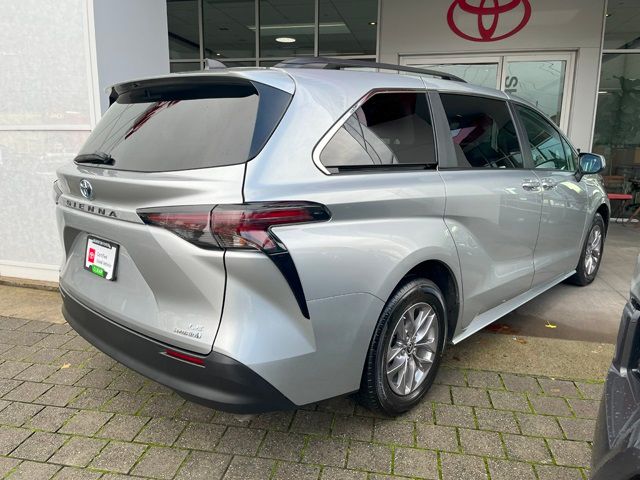 2024 Toyota Sienna LE