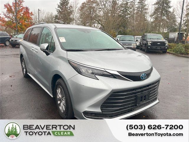 2024 Toyota Sienna LE