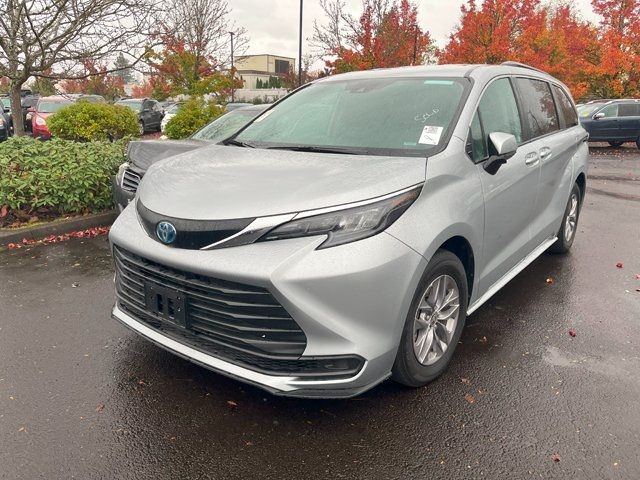 2024 Toyota Sienna LE