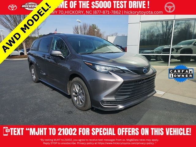 2024 Toyota Sienna LE