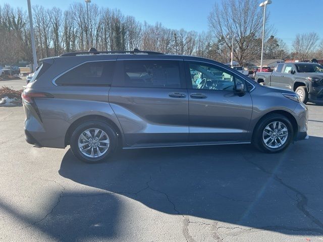 2024 Toyota Sienna LE