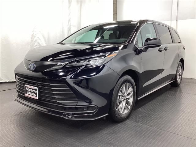 2024 Toyota Sienna LE