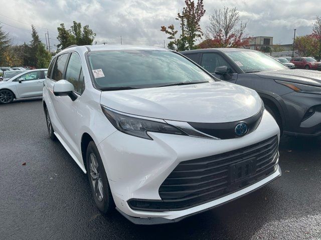 2024 Toyota Sienna LE