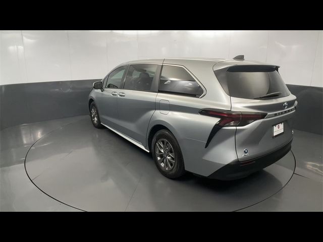 2024 Toyota Sienna LE