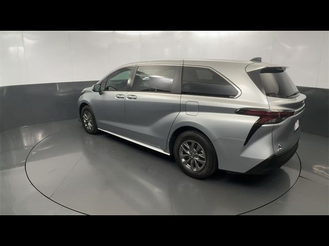 2024 Toyota Sienna LE