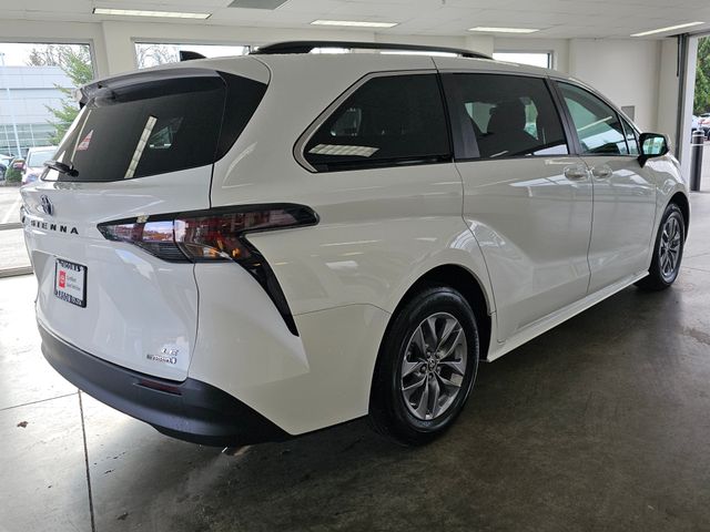 2024 Toyota Sienna LE