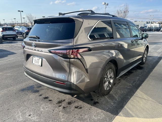 2024 Toyota Sienna LE