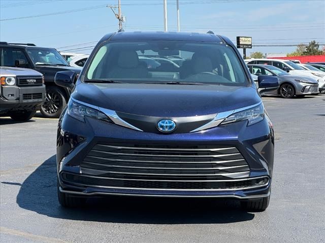 2024 Toyota Sienna LE