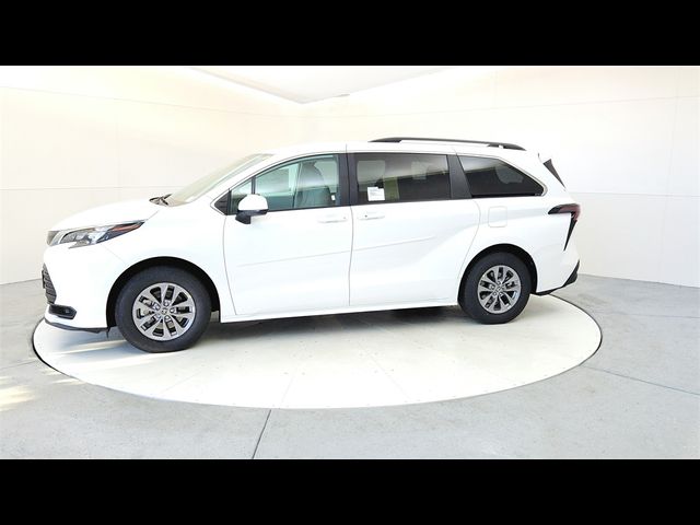 2024 Toyota Sienna LE