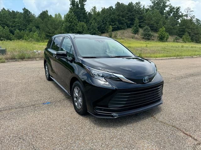 2024 Toyota Sienna LE