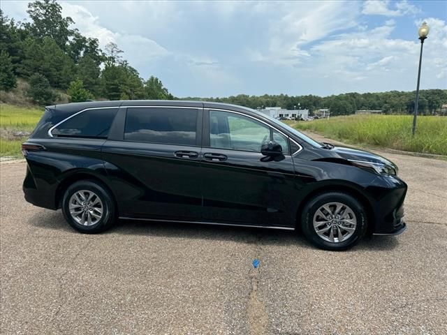 2024 Toyota Sienna LE