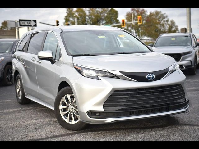 2024 Toyota Sienna LE