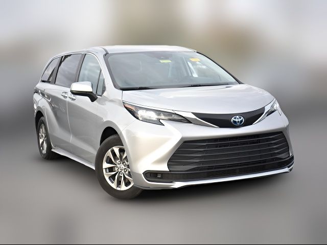 2024 Toyota Sienna LE