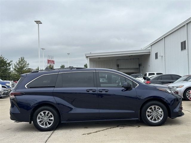 2024 Toyota Sienna LE