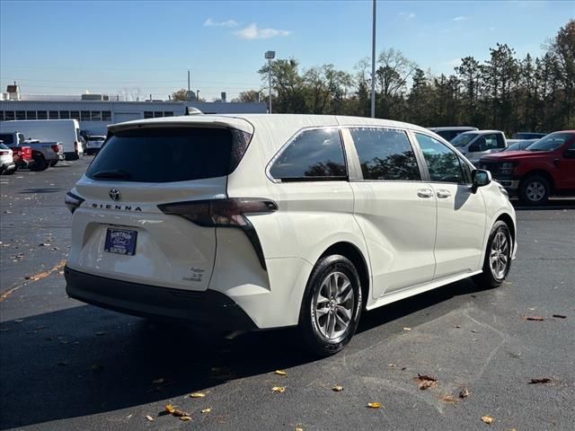 2024 Toyota Sienna LE