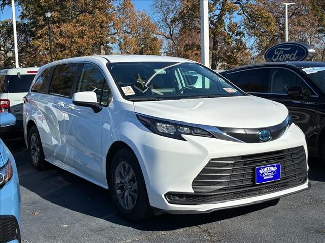 2024 Toyota Sienna LE