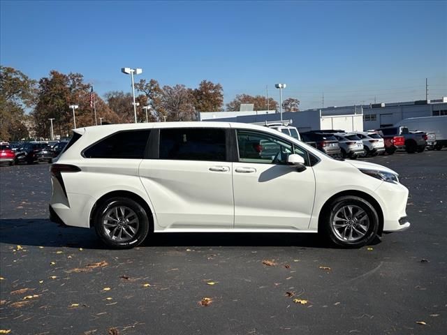 2024 Toyota Sienna LE