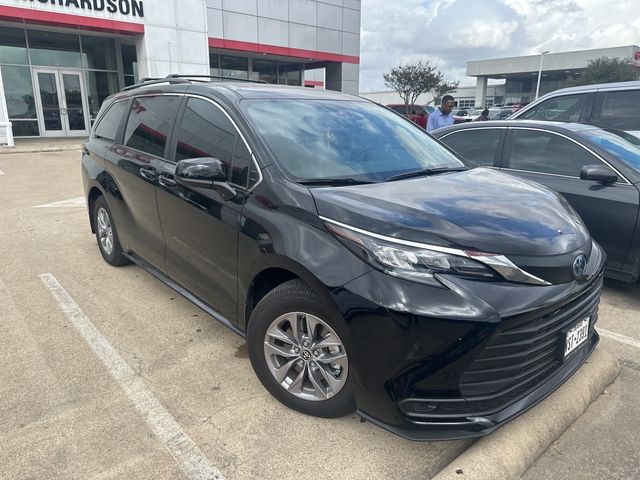 2024 Toyota Sienna LE