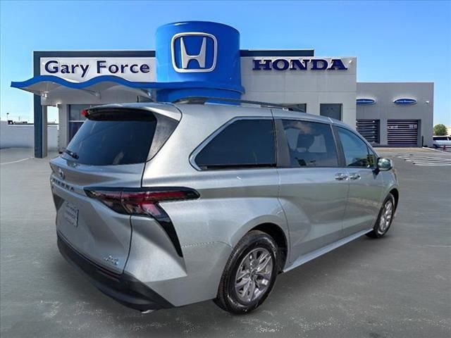 2024 Toyota Sienna XLE