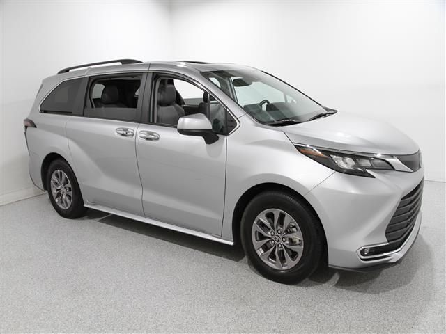 2024 Toyota Sienna XLE