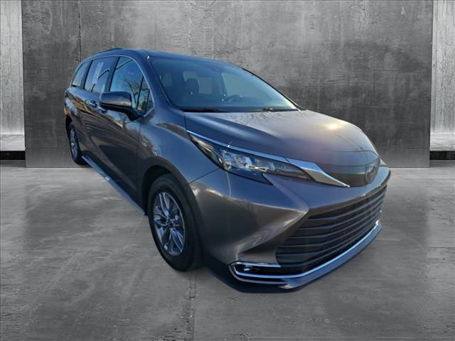 2024 Toyota Sienna XLE