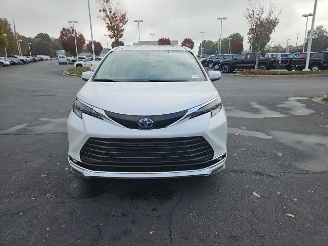 2024 Toyota Sienna XLE