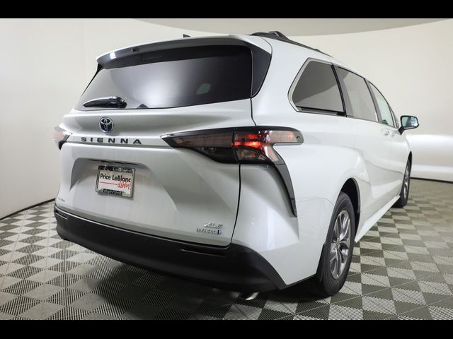 2024 Toyota Sienna XLE