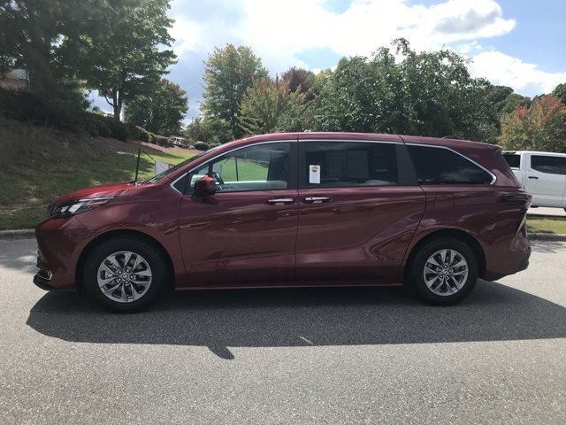 2024 Toyota Sienna XLE