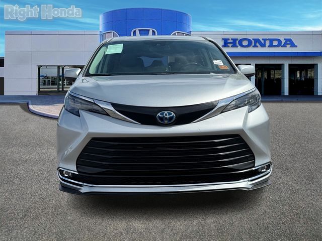 2024 Toyota Sienna XLE