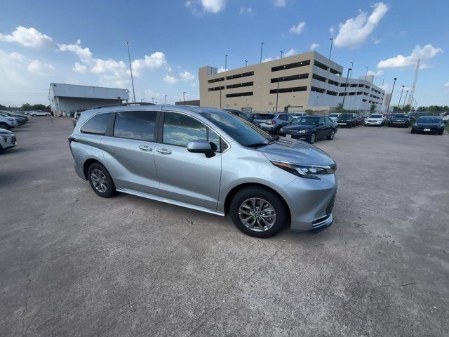 2024 Toyota Sienna XLE