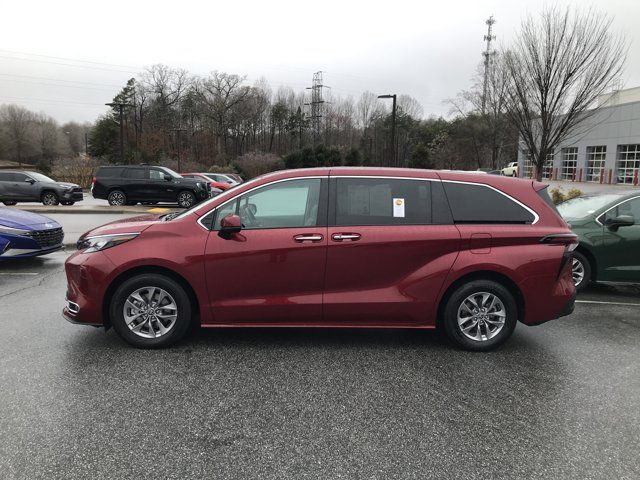 2024 Toyota Sienna XLE