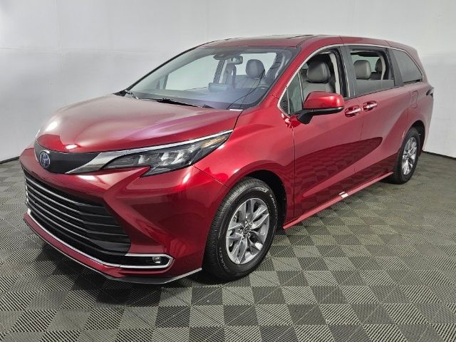 2024 Toyota Sienna XLE