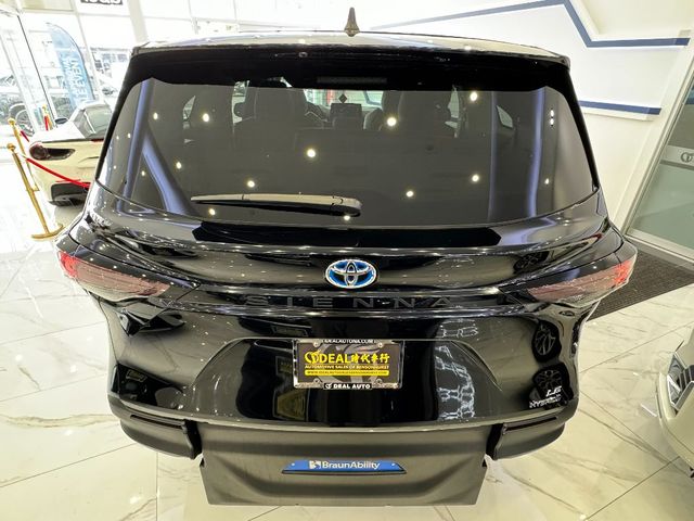 2024 Toyota Sienna LE