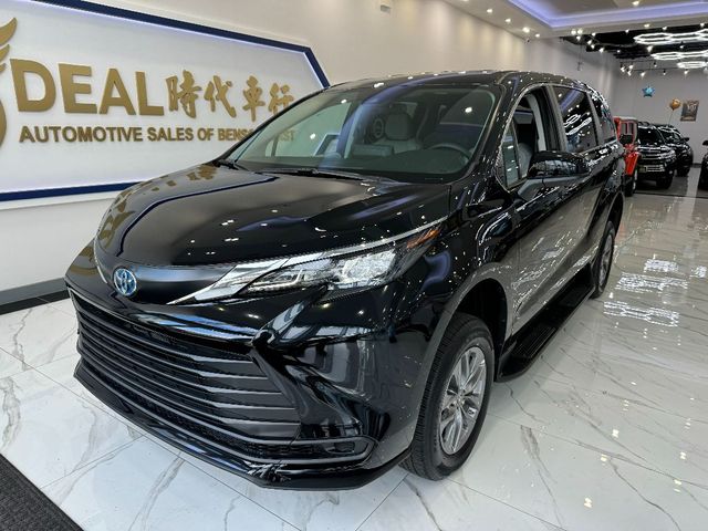 2024 Toyota Sienna LE