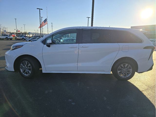 2024 Toyota Sienna LE