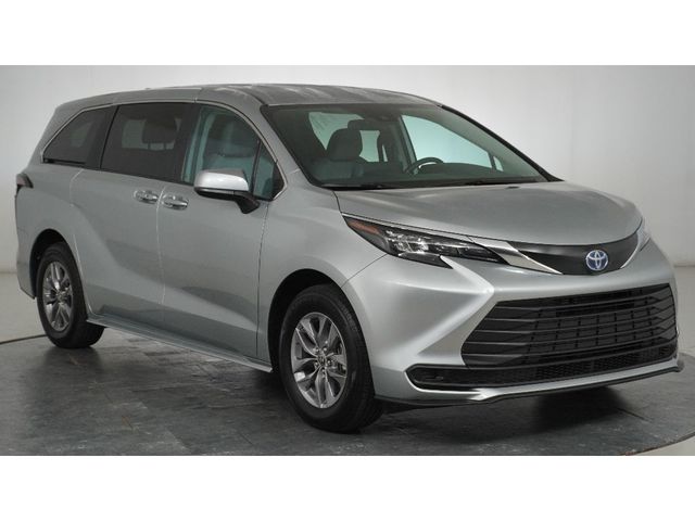 2024 Toyota Sienna LE