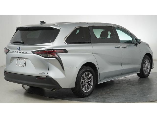 2024 Toyota Sienna LE