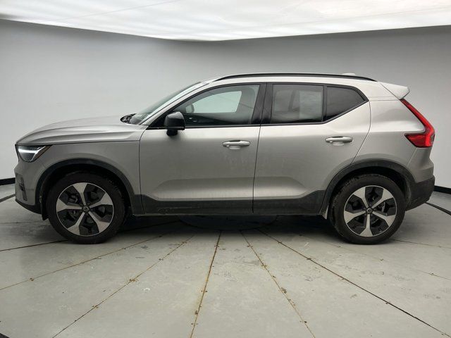 2024 Volvo XC40 Plus Dark Theme